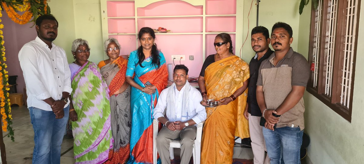 SrilathaChalla's tweet photo. #నేరేడుచర్ల పట్టణంలోని పొడిశెట్టి మంగమ్మ &amp; నాగేశ్వరరావు గార్ల ద్వితీయ కుమారుడు కళ్యాణ్ &amp; శివానిల వివాహంలో భాగంగా పెళ్లికొడుకు కార్యక్రమంకు హాజరై నూతన వరుణ్ణి ఆశీర్వదించిన #నేరేడుచర్ల @BRSparty పట్టణ అధ్యక్షురాలు &amp; మున్సిపల్ వైస్ చైర్ పర్సన్ @SrilathareddyC గారు
@TelanganaCMO
#BRS https://t.co/nba1XidXsy