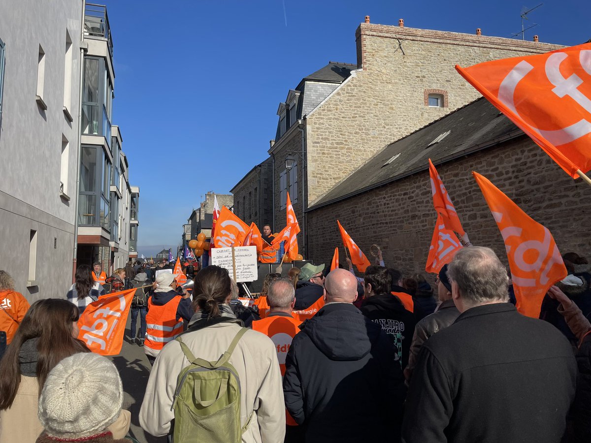 alecuyer's tweet photo. 📢 Foule immense et record à Dinan pour manifester contre la réforme des retraites ! 🪧#manif11fevrier https://t.co/7zOpyWIqHt