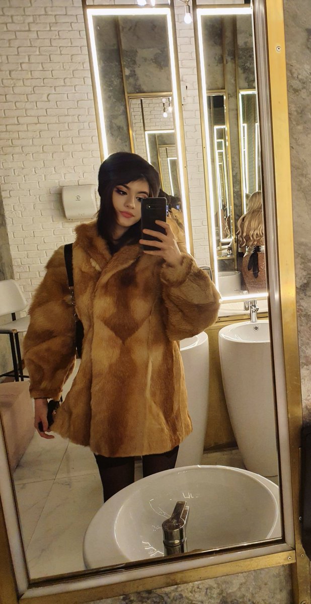 DaisyJay21's tweet photo. 🥰Divas need their furs!💓

#Diva #furfashion #model #elegance https://t.co/SrrjlQ2Lli