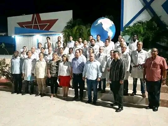 YanetsyTerry's tweet photo. #CubaPorLaVida. y allá va #Cuba, a poner alivio al dolor, no importan las distancias, los riesgos, basta con que se necesite de su mano solidaria, allá vamos a compartir lo que tenemos a "Amar a esos países, como a nosotros mismos". #CubaEsSolidaridad. @CapoNapoles @MINSAPCuba https://t.co/tyNpRVNQ8v