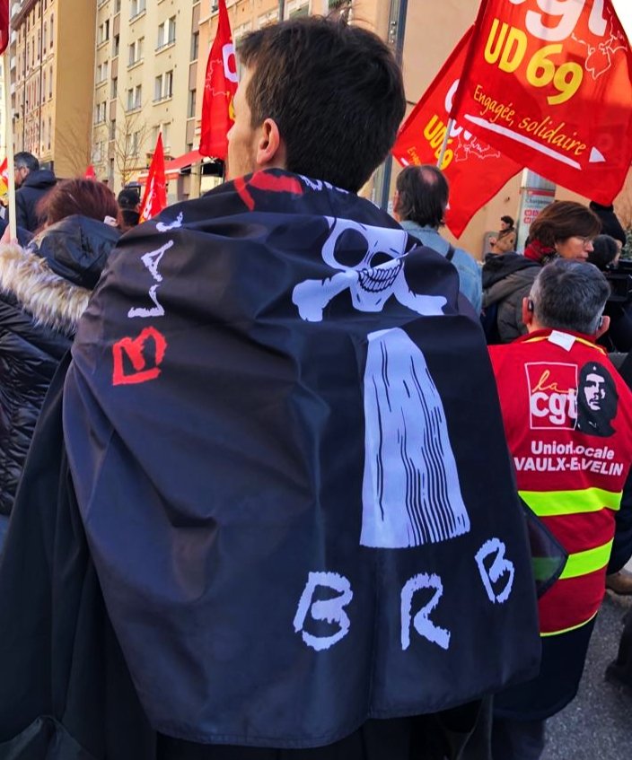 La #BlackRobeBrigade est à Lyon pour la #manif11fevrier , en protestation contre le projet de loi #Retraites 🔥🏴‍☠️
