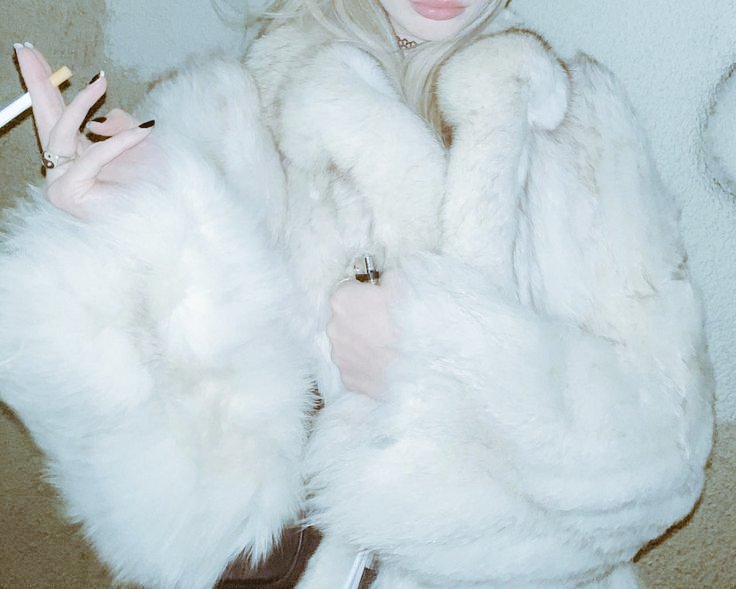 DaisyJay21's tweet photo. Fur is the best item a woman can have💗 https://t.co/foRqOBZJfN