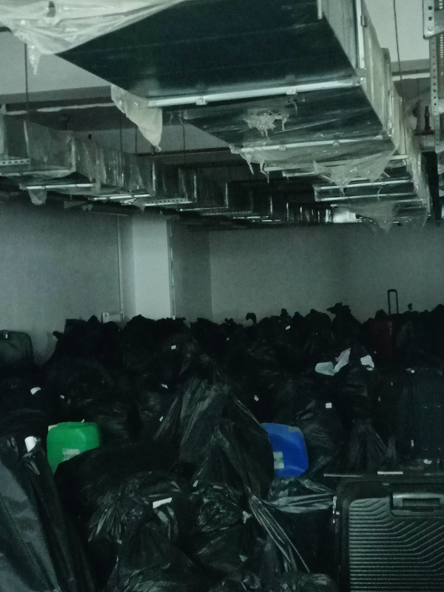 Tuanaetinta1's tweet photo. Yardım için yapılacak faaliyette organizasyonsuz ve habersiz yaptığınız işlerden dolayı Depremzede halkımızın yanında öğrencileri de zarara ve zorluğa soktunuz Elinize Sağlık KYK(!) 
#kykyurtları https://t.co/62WJzyNlfi