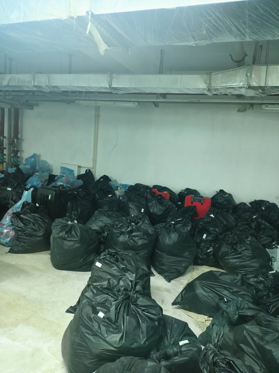 Tuanaetinta1's tweet photo. Yardım için yapılacak faaliyette organizasyonsuz ve habersiz yaptığınız işlerden dolayı Depremzede halkımızın yanında öğrencileri de zarara ve zorluğa soktunuz Elinize Sağlık KYK(!) 
#kykyurtları https://t.co/62WJzyNlfi