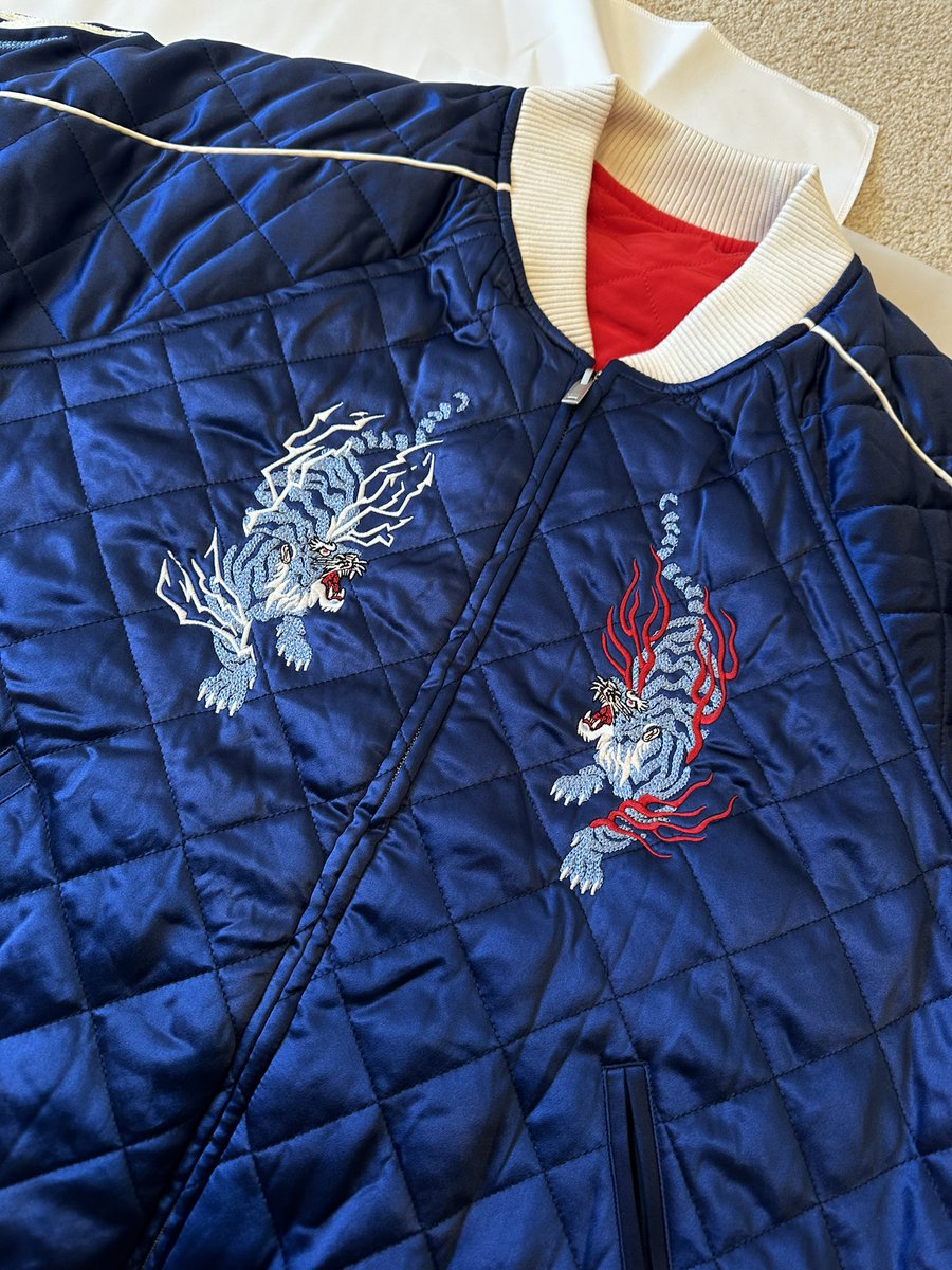 0x_atrayu's tweet photo. GM, i received my @AzukiOfficial twin tigers jackets and I gotta say this is one of the nicest jackets Ive received. Astonishing details. I’m pleased to say I have 1 additional size Large for sale. Fits TTS. Message me or comment below with any offers. #azuki #azukijacket https://t.co/HpbiJ1Ju2O