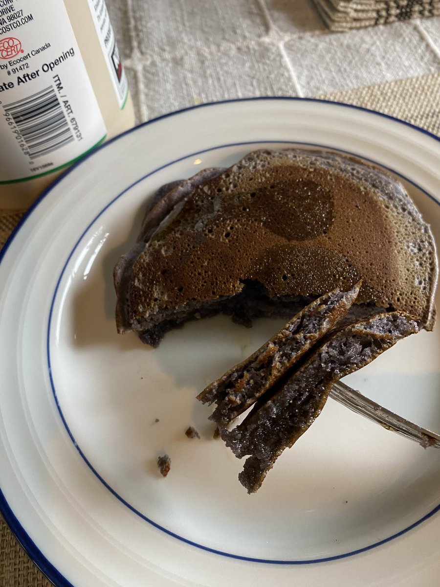 ryeskripees's tweet photo. wow ube pancakes are so yummy https://t.co/0RfBYt0YPN