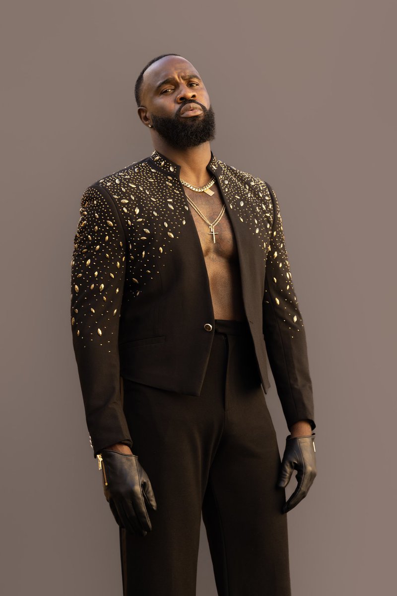 IAMTERRENCET's tweet photo. With the universe resting on my shoulders. #custom thank u #startrekpicard @startrekonpplus @paramountplus for a night out of this world! #stars #shine #bright #terrenceterrell #dream #gametime https://t.co/akARUCsjIk