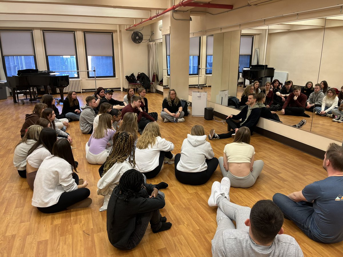 RidgewayPas's tweet photo. Fantastic dance workshop at Pearl Studio @hadestown ready to watch the show tonight! #RidgeBROADWAY 🍎🇺🇸🎭 # https://t.co/nNCqqlTc8w