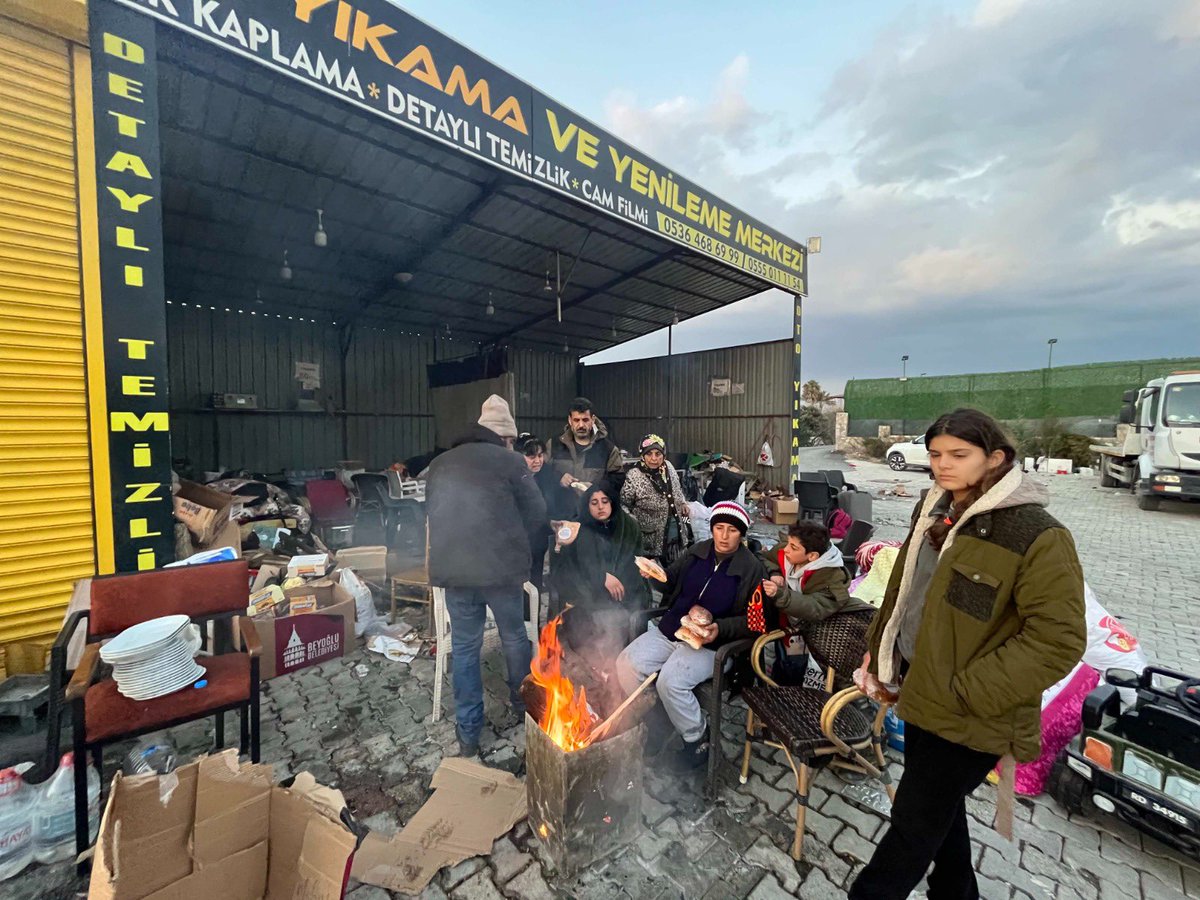 WCKitchen's tweet photo. After losing their home, this family is sheltering in a carwash on the outskirts of Antakya—they had not eaten all day when we arrived with sandwiches. With most aid provided in city centers, families farther out rely on distribution teams to help bring support. #ChefsForTürkiye https://t.co/4krdDJCfDH