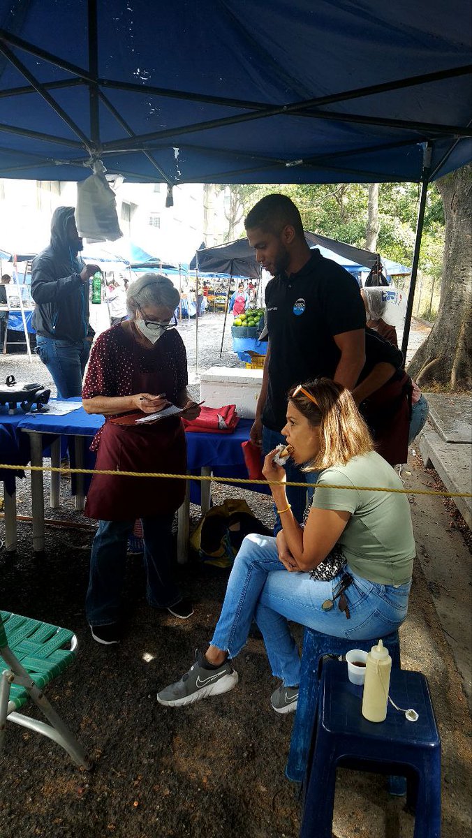 HayberF's tweet photo. Recibimos decenas de ideas en la urbina de nuestros vecinos, propuestas para emplear desde la presidencia de la República y construir #LaVenezuelaPosible
En @lafuerzaVecinal seguimos comprometidos con escuchar a cada vecino.
#11Feb #SiTuFuerasPresidente #SabadoVecinal https://t.co/wald4qBEGC