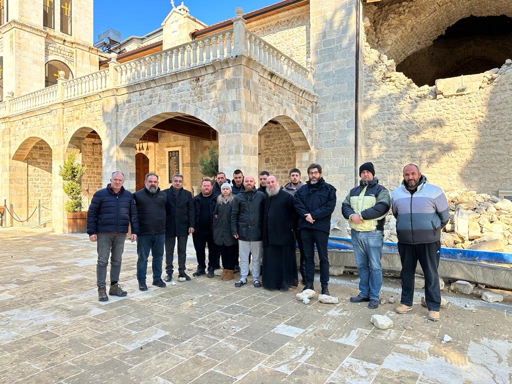 Rumvader derneğimizin girişimiyle toplumumuzun kurum,kuruluş ve şahıslarından toplanan bağışların maddi olanları Afad ve Kızılay’a, ayni olanları da Dernek Başkanı ⁦ve Metropolitler, Antakya ve çevresi vakıflara bizzat teslim etmişlerdir <a href="/Rumvader/">Rumvader</a>⁩ ⁦⁦<a href="/imrozrumlisesi/">Ελληνικό Λύκειο Ίμβρου - Gökçeada Rum Lisesi</a>⁩