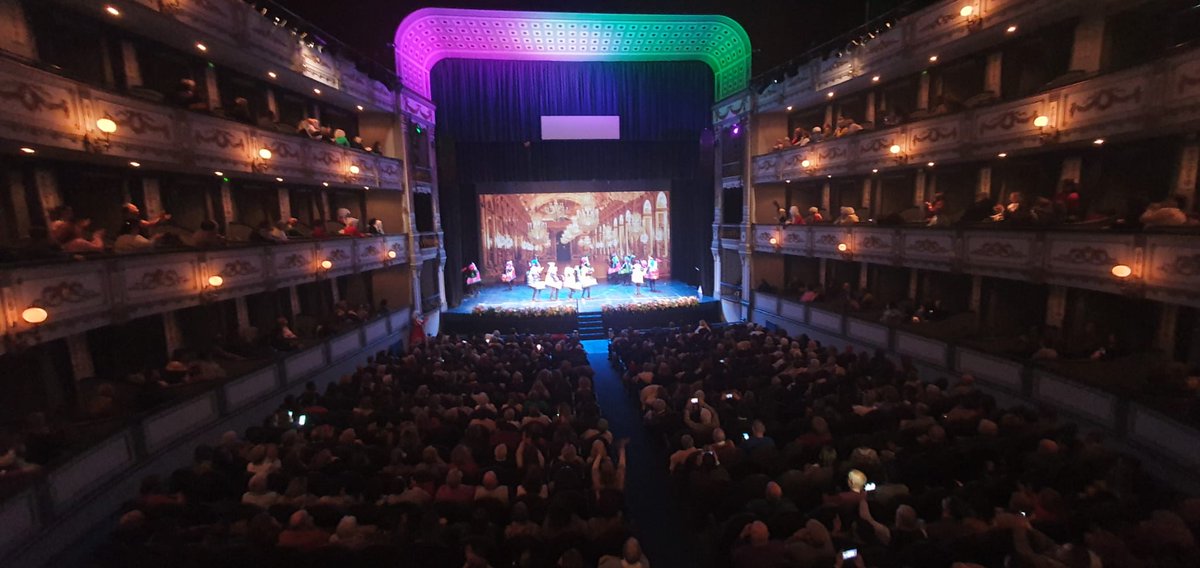 El <a href="/TeatroCervantes/">Teatro Cervantes</a> acoge la celebración del Carnaval del Mayor. El alcalde de Málaga, <a href="/pacodelatorrep/">Paco de la Torre</a>, acompañado del concejal de Derechos Sociales, <a href="/fjpomares/">Paco Pomares</a>, y la edil de Fiestas, Teresa Porras asiste a la gala.