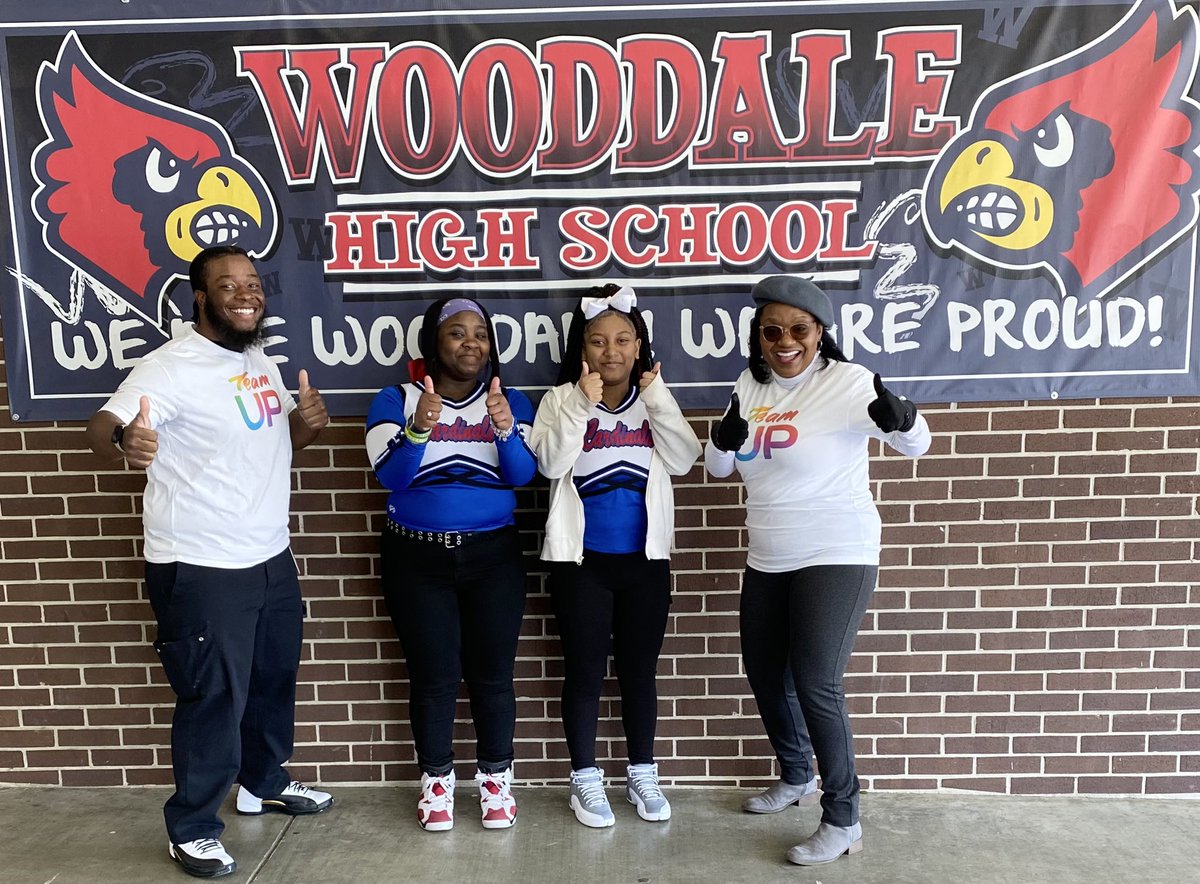 EvanEssential's tweet image. IE fun @WooddaleHS #InternetEssentials @ComcastSouth TeamUP Reps Carvell Logan, Maintenance Tech, EPG, cheer squad prepare to inspire and educate staff and students about @Xfinity and the importance of teaming up to make the community a better place. @YPEmpowerment thank you!