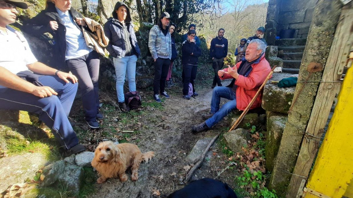 Fotos do roteiro de hoje no que um nutrido e variado grupo percorreu as aldeias de Banhos e aA Fraga, no concelho da Lama, que serviram de refugio a Antom G. Matos e Asunçom L. Camba, perseguidos polo estado durante mais dumha década.