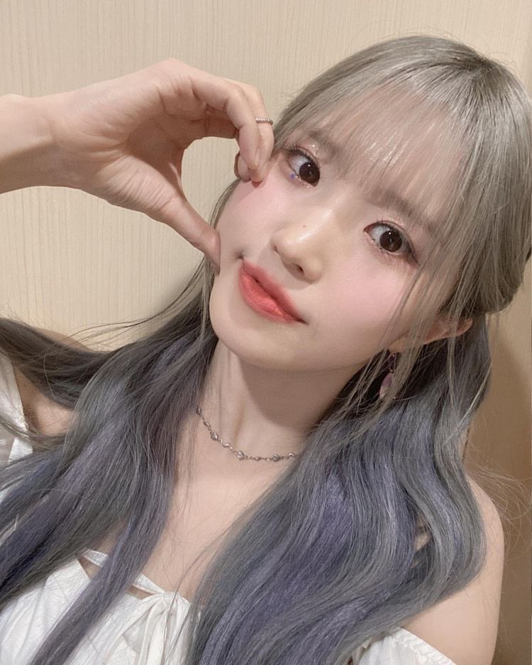 allforsserafim's tweet photo. — gray hair 

gaeul or hayoung https://t.co/VxebWG5G6r