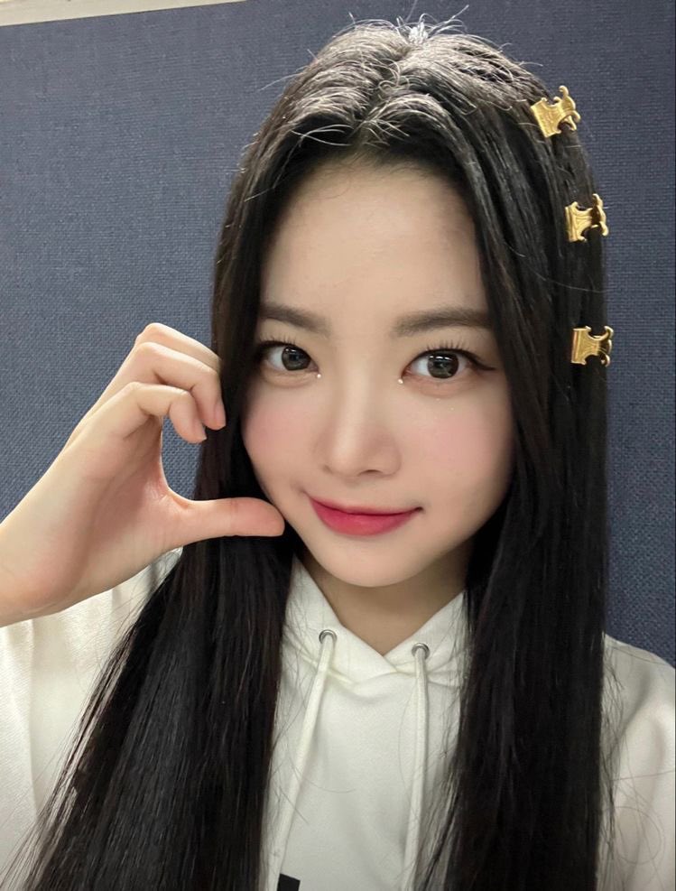 allforsserafim's tweet photo. — black hair 

eunchae or chaeryeong https://t.co/vY2ET9lNlr