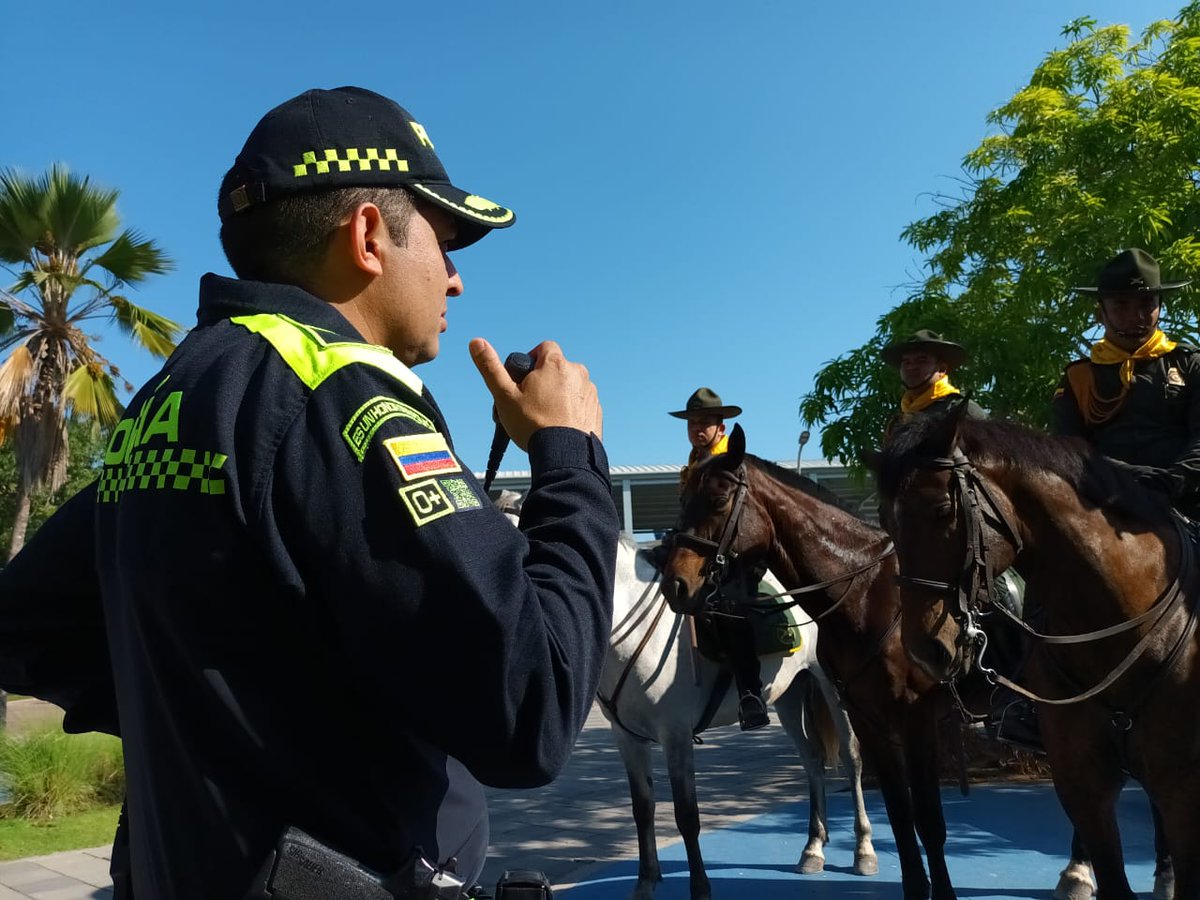 PoliciAtlantico's tweet photo. Por un #CarnavalSeguro2023 más de 600 hombre y mujeres de nuestra @PoliciaColombia serán los encargados de la seguridad durante la #BatallaDeFloresSantoTomás #DiosYPatria #EsUnHonorSerPolicía https://t.co/spC4faatBR