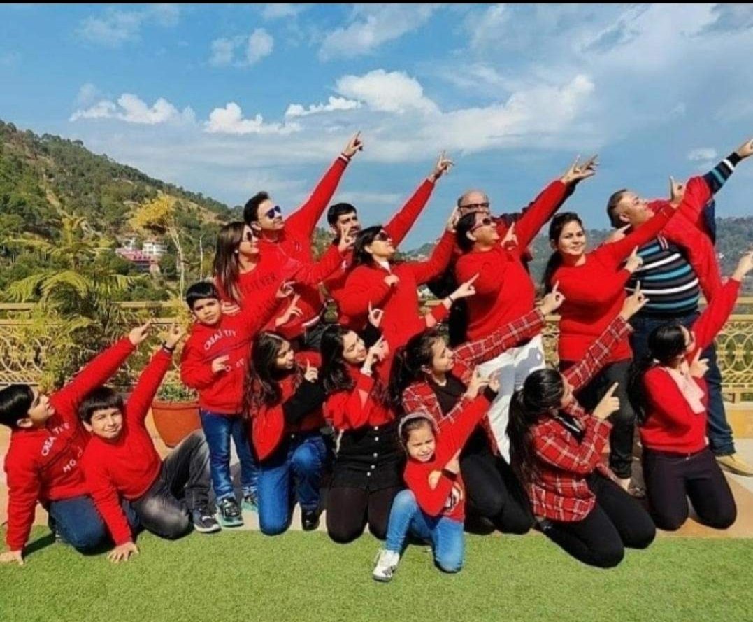 MadhviHanda's tweet image. @LifeAtHGS 

Here is my Entry with my Favourite Red Colour with my Family 🌹

🌹🎀🌹🎀🌹🎀🌹🎀🌹🎀🌹🎀

#ValentinesDay 
#TeamHGS #LifeAtHGS #HGSYourValentine #HGSIndia #IndiaHinduja 

Tagging
@PoojaAr18893264 
@The_Creative_Lo 
@edrinalo25 
@rachit_g2 
@raveena_vishal