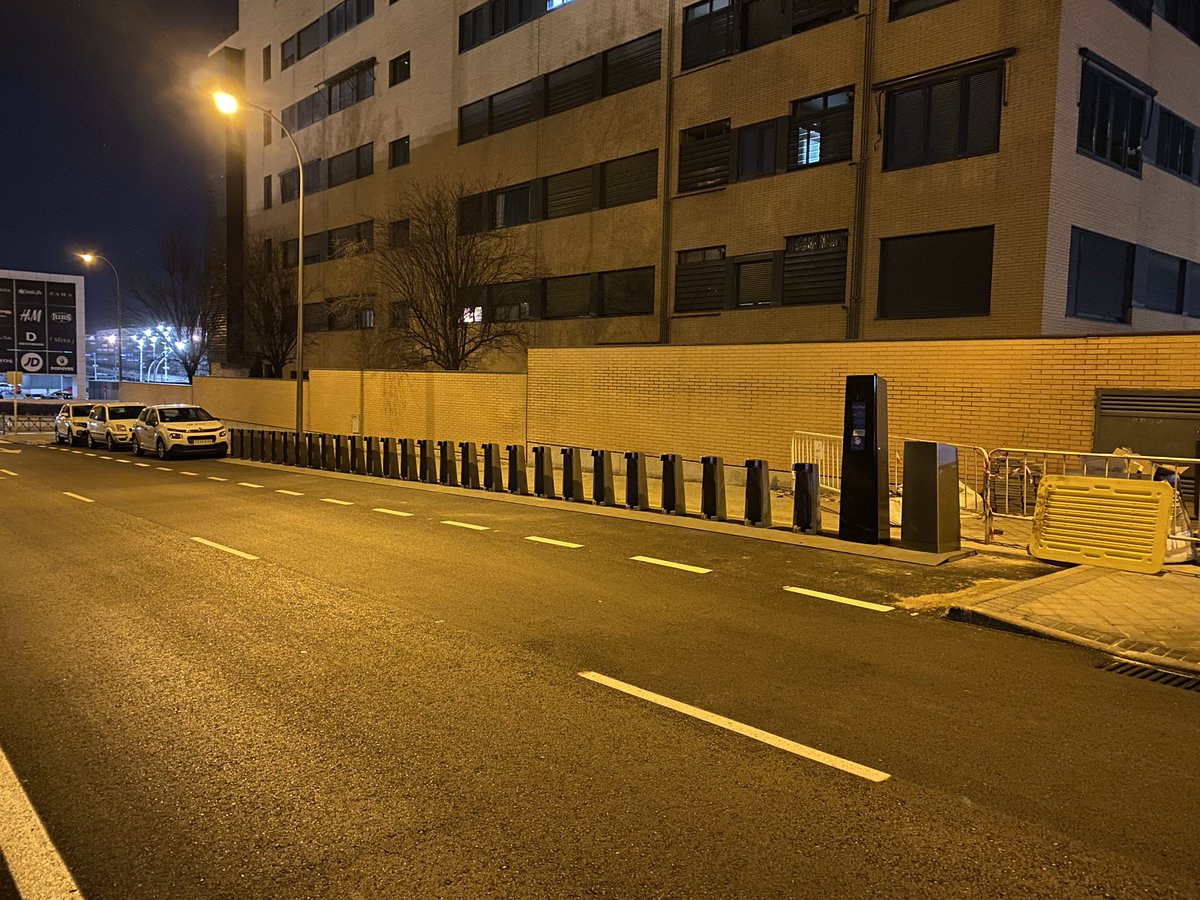 RejasInmovil's tweet photo. Instalada la primera base de @bicimad en Rejas 🎉

Ya solo faltan las bicis, otras 2 estaciones más (al menos) y carriles bici protegidos. https://t.co/q2Kjgw1O3O