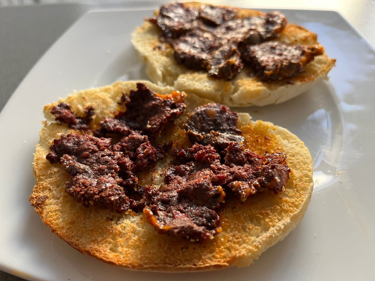 mariasindias's tweet photo. Morcilla rondeña sobre mollete de Antequera 😋 Viva Andalucía 💃🏻🍷☀️ #EnMiCasaSeComeMuyBien #comandomollete https://t.co/KXC5E8RCRb