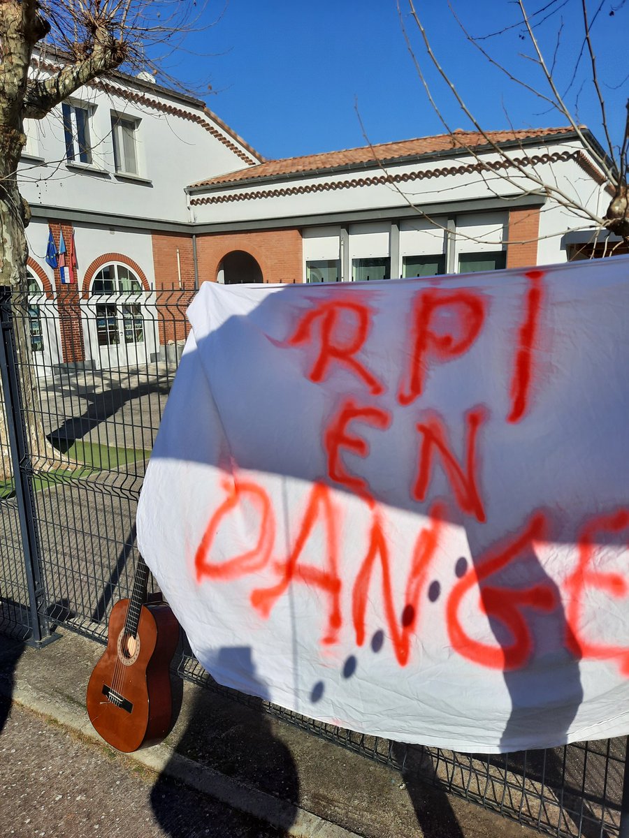 3e samedi de mobilisation des parents devant l'école des Varennes ou une classe doit fermer. M.le dasen <a href="/leclercarno/">Arnaud Leclerc</a> recevez nous pour écouter nos arguments et laissez cette classe ouverte pour l'avenir de nos enfants !