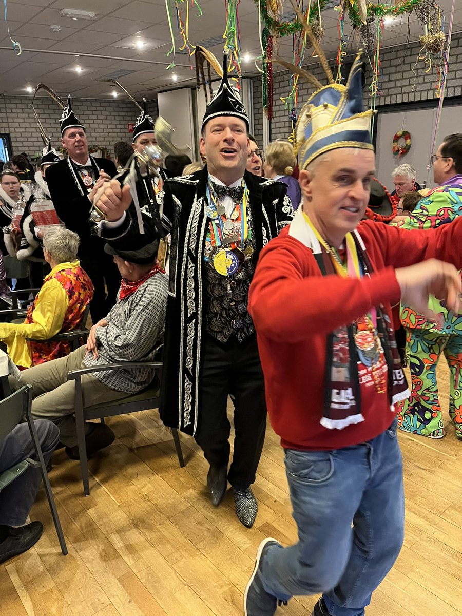 Frans_Strik's tweet photo. We hebben onze Prins en Prinses, Luuk en Leny, geïnstalleerd in ons De Klimroos🌹Carnavalspaleis🎊in #Budel. Carnavalsvereniging ‘De Toeters’ uit #Schoot en het bekende trio ‘Willie Mèle’ luisteren deze feestelijke middag op👍. Waarvoor dank. #Cranendonck heeft het! https://t.co/M02uKo2RN9
