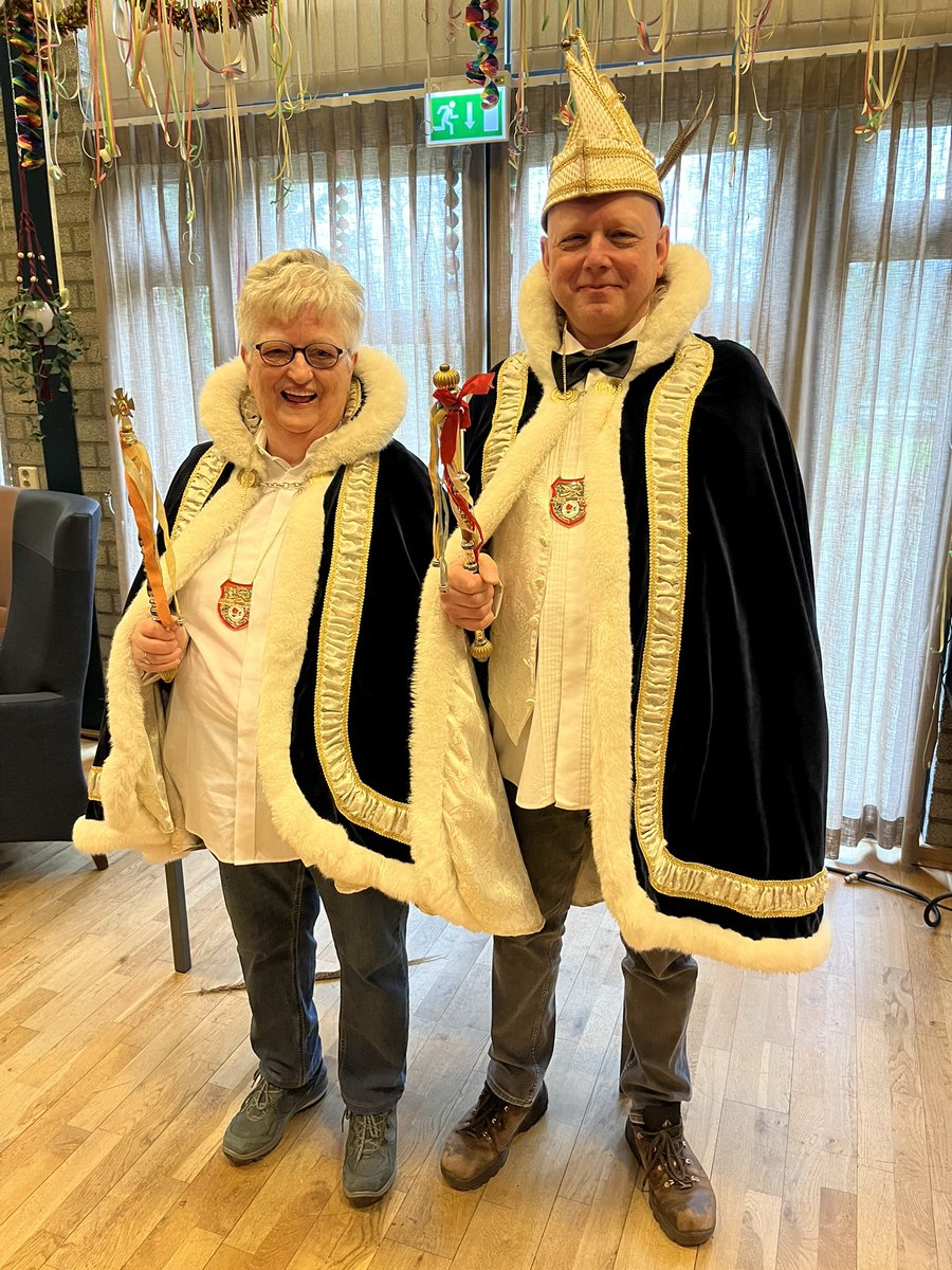 Frans_Strik's tweet photo. We hebben onze Prins en Prinses, Luuk en Leny, geïnstalleerd in ons De Klimroos🌹Carnavalspaleis🎊in #Budel. Carnavalsvereniging ‘De Toeters’ uit #Schoot en het bekende trio ‘Willie Mèle’ luisteren deze feestelijke middag op👍. Waarvoor dank. #Cranendonck heeft het! https://t.co/M02uKo2RN9