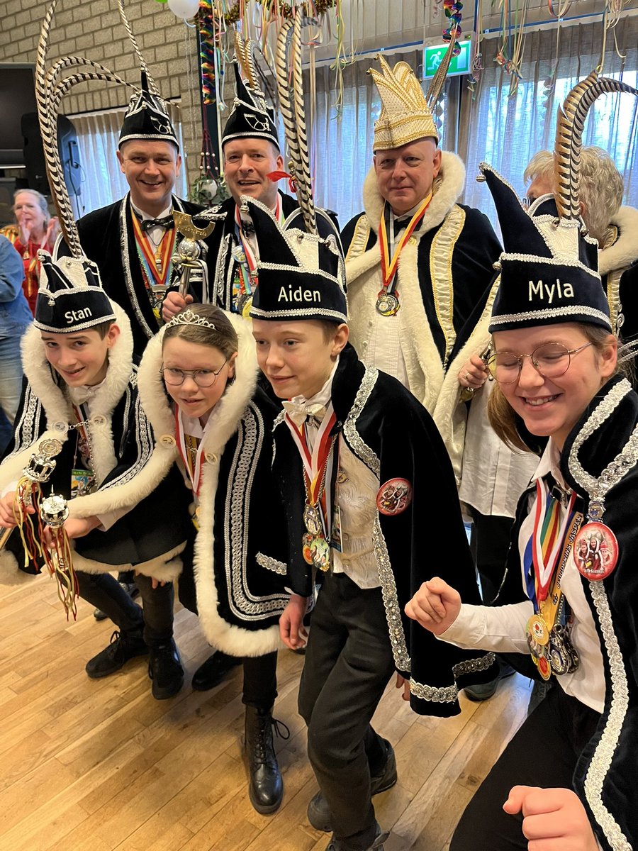 Frans_Strik's tweet photo. We hebben onze Prins en Prinses, Luuk en Leny, geïnstalleerd in ons De Klimroos🌹Carnavalspaleis🎊in #Budel. Carnavalsvereniging ‘De Toeters’ uit #Schoot en het bekende trio ‘Willie Mèle’ luisteren deze feestelijke middag op👍. Waarvoor dank. #Cranendonck heeft het! https://t.co/M02uKo2RN9