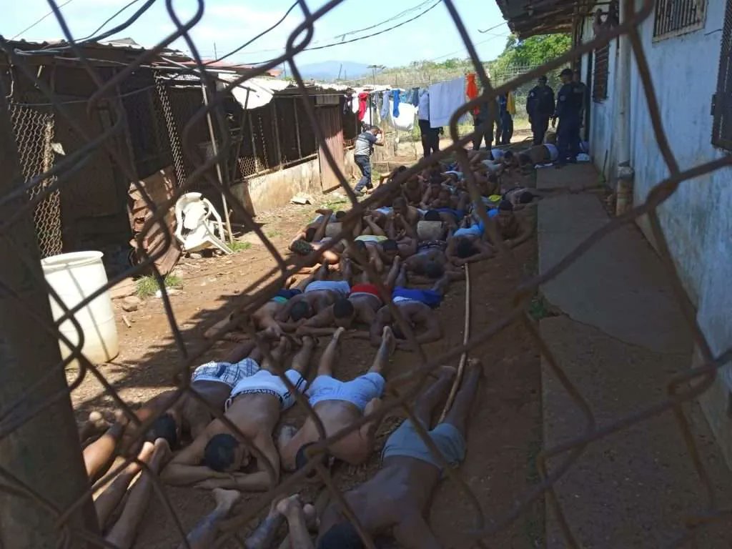 amaapchino's tweet photo. En #PanamaSeHunde la violencia aparte de estilo de vida casi generalizada se ha convertido en el modus operandi de los delincuentes criollos y del crimen organizado; usan armas de fuego de alto calibre que sólo pertenecen a la custodia de los #estamentosdeseguridad
#MAAP
#ptys https://t.co/IQCNinZ0PP
