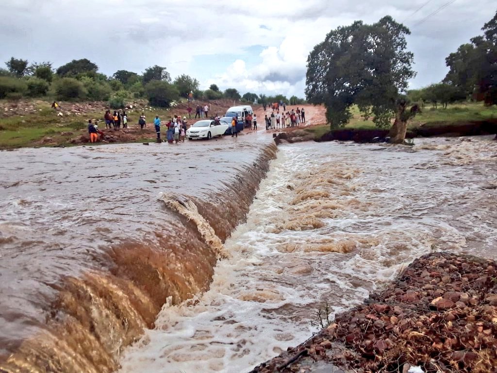 Hloyimolele's tweet photo. Boss river after heavy rains 🌧️ Ga maleboho bosehla 📍 https://t.co/DQvPaMdfHo