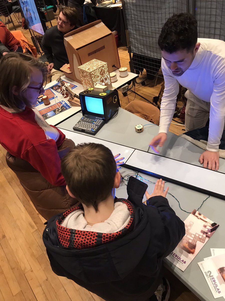 edulab_r2's tweet photo. Jour 2 📆 de #techinn #vitré 🛠l’Edulab présente devant un public aussi nombreux que curieux quelques productions ludiques, documenté (pour la plupart) et certaines estudiantines !
Rendez-vous demain, nous passerons le flambeau aux étudiants du LP USETIC ! https://t.co/VPDhq0tUvA