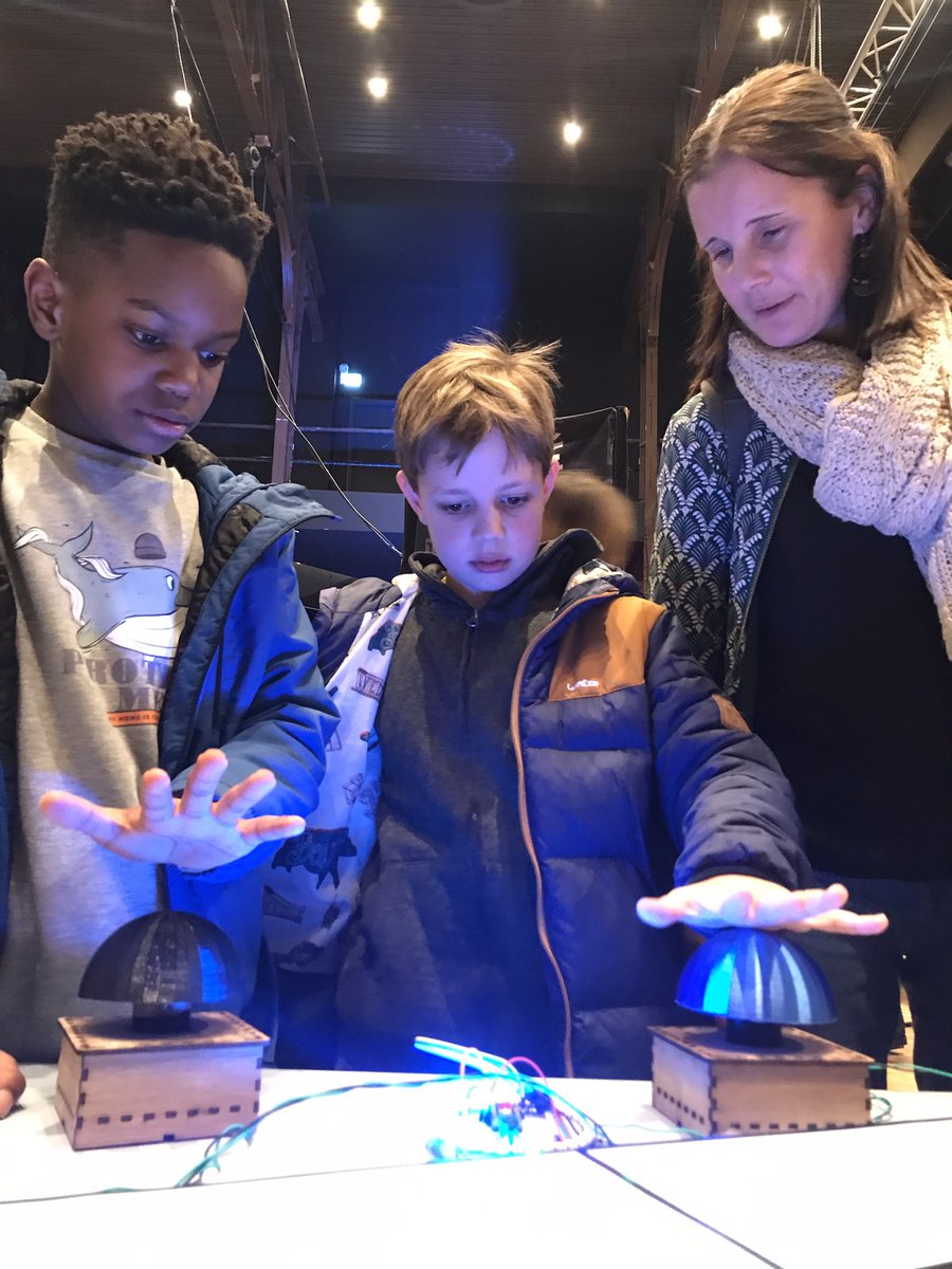 edulab_r2's tweet photo. Jour 2 📆 de #techinn #vitré 🛠l’Edulab présente devant un public aussi nombreux que curieux quelques productions ludiques, documenté (pour la plupart) et certaines estudiantines !
Rendez-vous demain, nous passerons le flambeau aux étudiants du LP USETIC ! https://t.co/VPDhq0tUvA