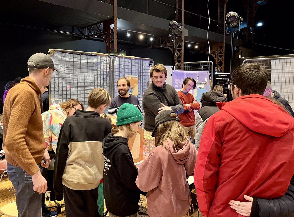 edulab_r2's tweet photo. Jour 2 📆 de #techinn #vitré 🛠l’Edulab présente devant un public aussi nombreux que curieux quelques productions ludiques, documenté (pour la plupart) et certaines estudiantines !
Rendez-vous demain, nous passerons le flambeau aux étudiants du LP USETIC ! https://t.co/VPDhq0tUvA