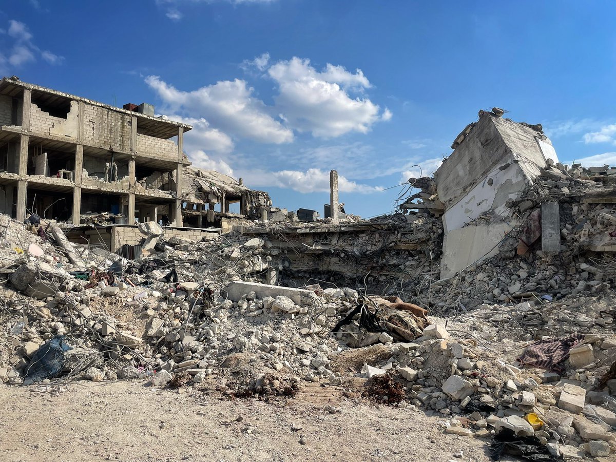 Today I crossed into northwest Syria &amp; saw areas devastated by the earthquake. I met a woman who’d lost 7 members of her family and couldn’t stop crying. She said she’d seen no foreign rescue support. I asked her what she needs the most and she said “a home and my daughter”. 💔