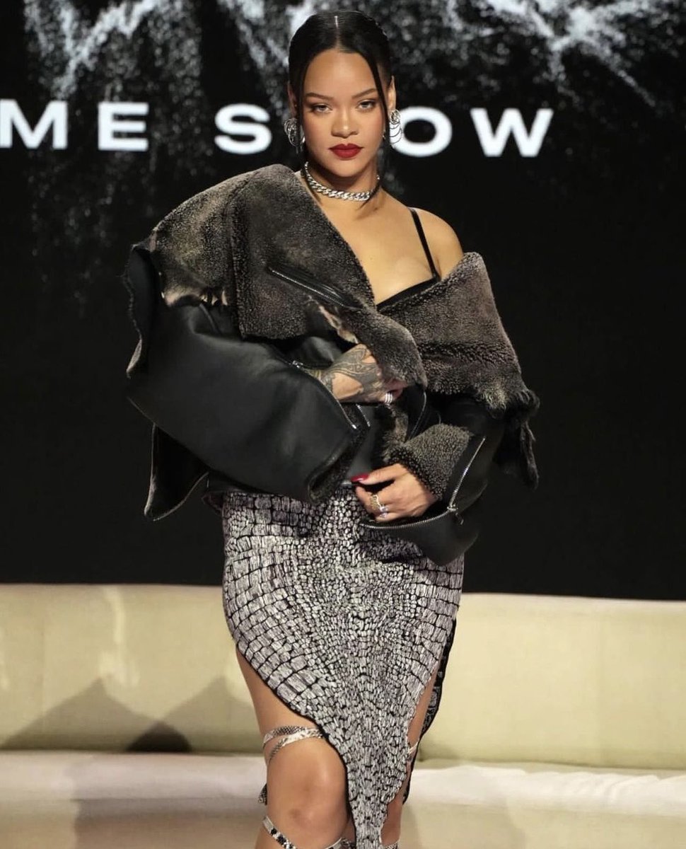 RedJacketDaily_'s tweet photo. Happy @rihanna #Superbowl Performance Eve 🏈🏟️

We’re 1 day away from watching our Good sis RiRi take the Super Bowl stage. As a known Rihanna Stan account, we’re super excited for our Good sis &amp; can’t wait to see what she’s gonna wear. What songs are you hoping she’ll perform? https://t.co/r9AkHENTeN