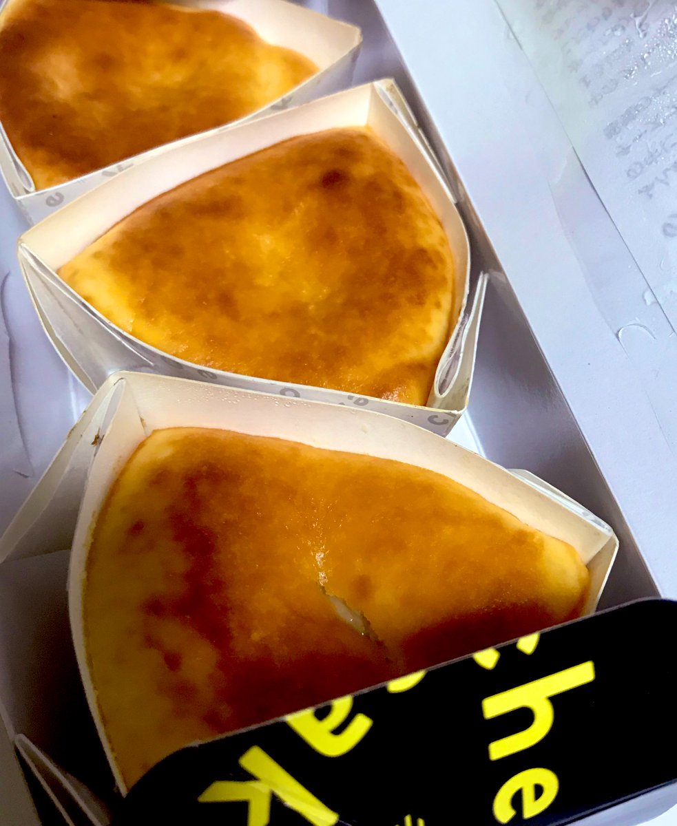 hisa_0924's tweet photo. こんばんは

金曜日は仕事に行き
溜まっていた仕事を済ませ…
今日は疲れ果ててました💧
なかなかコラージュの気分にはなれず
病みすぎだっ💦

息子の東京のお土産で癒されよう✨
明日は出掛けよっと😊

Day.163-164
 #TerraSaison #チーズフォンデュケーキ https://t.co/dra7kX6CQr