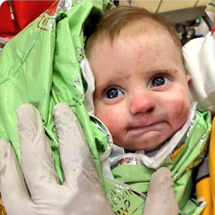 Antakya ilçesinde depremde yıkılan binanın enkazında yapılan aramada, 128 saat sonra 2 aylık bir bebek kurtarıldı. 🧿