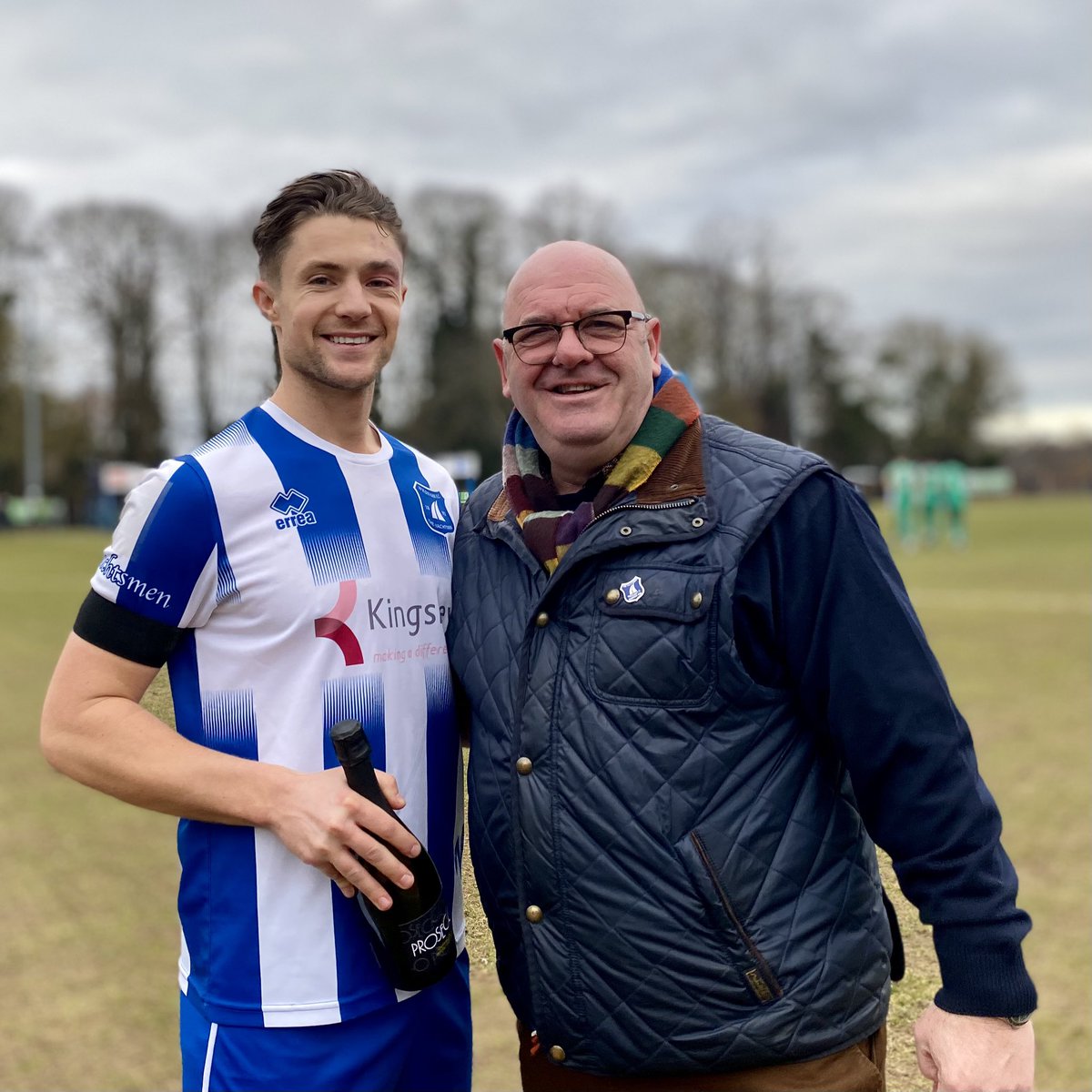 The_Yachtsmen's tweet photo. Absolute club legend @_shauntaylor_ receives a bottle of 🍾to celebrate his 200th appearance for @The_Yachtsmen  @_ISTM_ @FWPIsthmianOneN #ahoy @ReviewNonLeague @NL_Scene @NLBIBLE4 @NonLeagueBall https://t.co/IfDXXDSbZ4