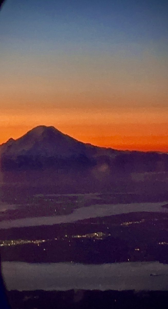 Jonelbond's tweet photo. Beautiful sunrise and Mt Rainier this morning on @AlaskaAir  #weflyalaska https://t.co/qXicRgk7ec