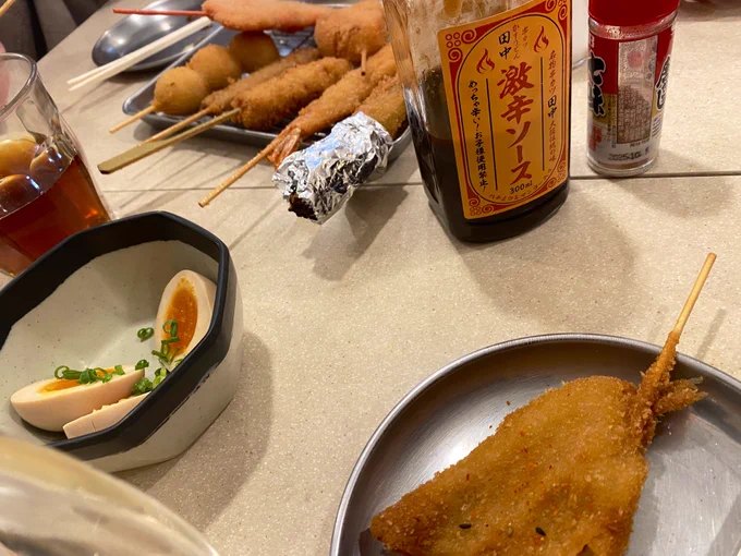 串カツ田中ってこんな楽しいとこだったのね...一回だけ行ったことあったけど、事前知識あるのとないのとじゃ全然違ってた...一杯目のサイコロで1のゾロ目出てメガハイ無料になるし、2杯目はレギュラー値段でメガハイ飲めるし、たこ焼きはじめて作ったし、楽しかったわ...Q.E.D. 