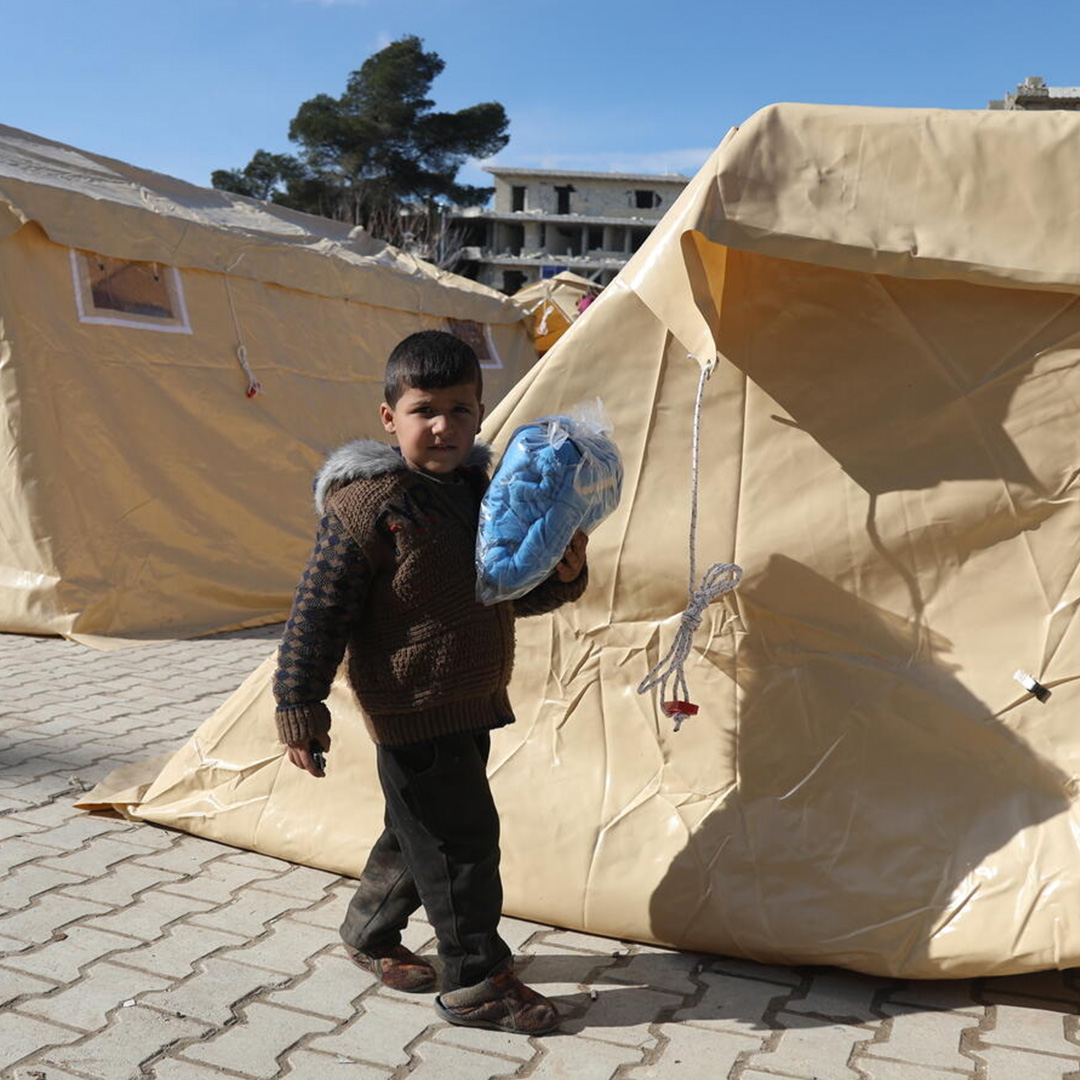 We zijn heel blij om te zien dat de noodpakketten 📦 aankomen in #Syrië en #Turkije. Onze lokale teams voorzien kinderen en gezinnen in beide landen van EHBO-dozen, drinkwater, dekens en warme kleding. 💙 Geef nu 👉 giro555.nl