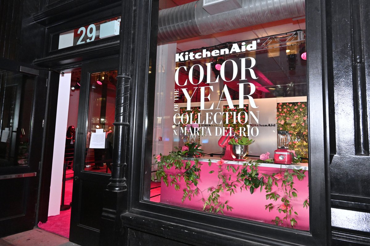 residentdigital's tweet photo. KitchenAid Celebrates Hibiscus as 2023 Color of the Year with NYFW Fashion Collaboration with Marta Del Rio and Guest Designers. 

Read more on https://t.co/WNYye7ZGU1 🔥

#KitchenAid #NYFW #ResidentMag #ResidentDigital #KitchenAidAppliances #KitchenAidMixer #NewYork https://t.co/h66Ax6Z4hS