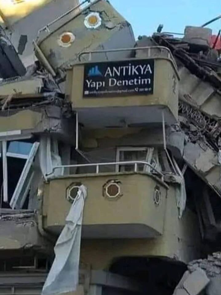 erdalsahin's tweet photo. Yakında sinemalarda… “Aslında deprem olmadı” afişi hazır https://t.co/4ygCIyC2me