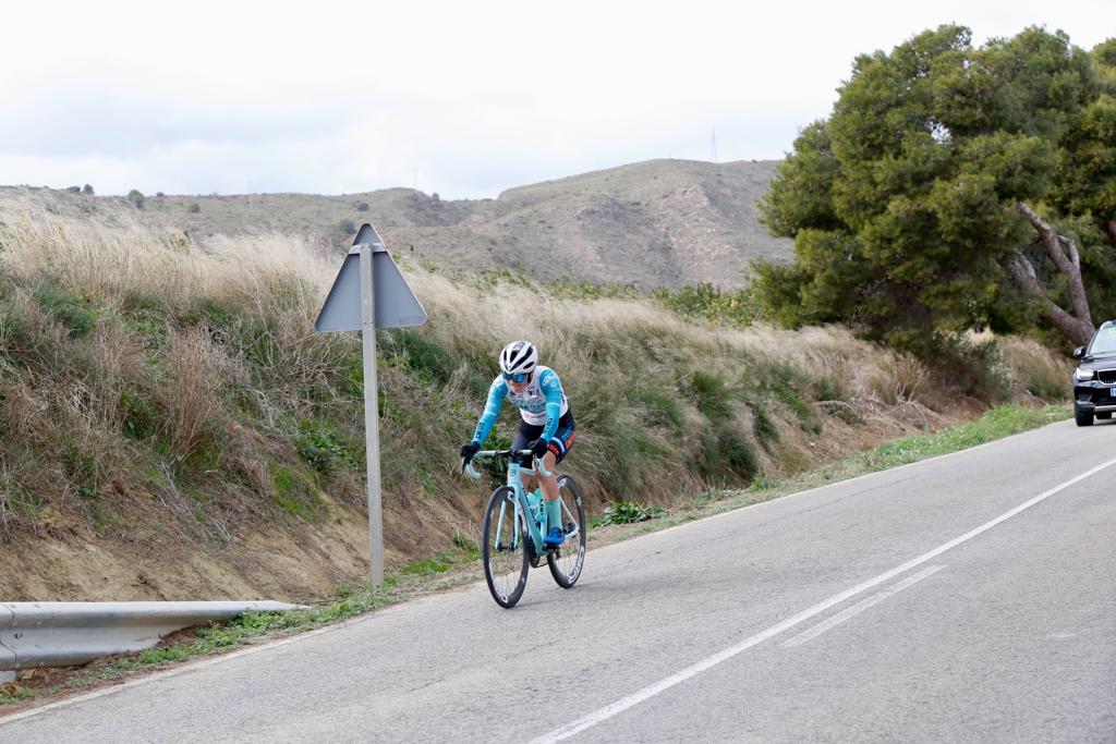 23 a meta. Vemos a Vargas rodando en solitario a la salida de Alfaix, aunque en principio el pelotón la tiene controlada #ClasicaAlmeriaWE23