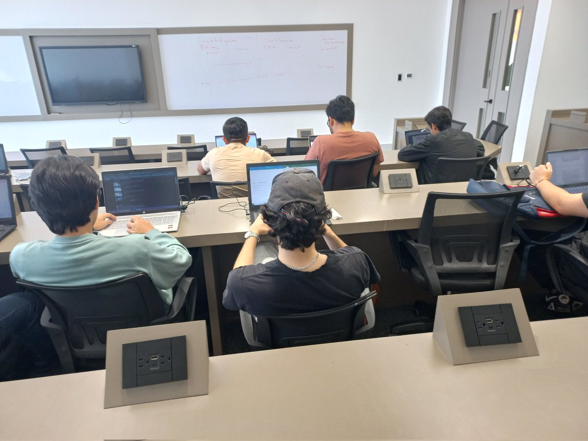 cmoran77's tweet photo. Que es mejor? Emitir obligaciones o un financiamiento con la banca? Fue el análisis de de mi clase de Gestión Financiera en la UEES. https://t.co/kdYvKiTYHh