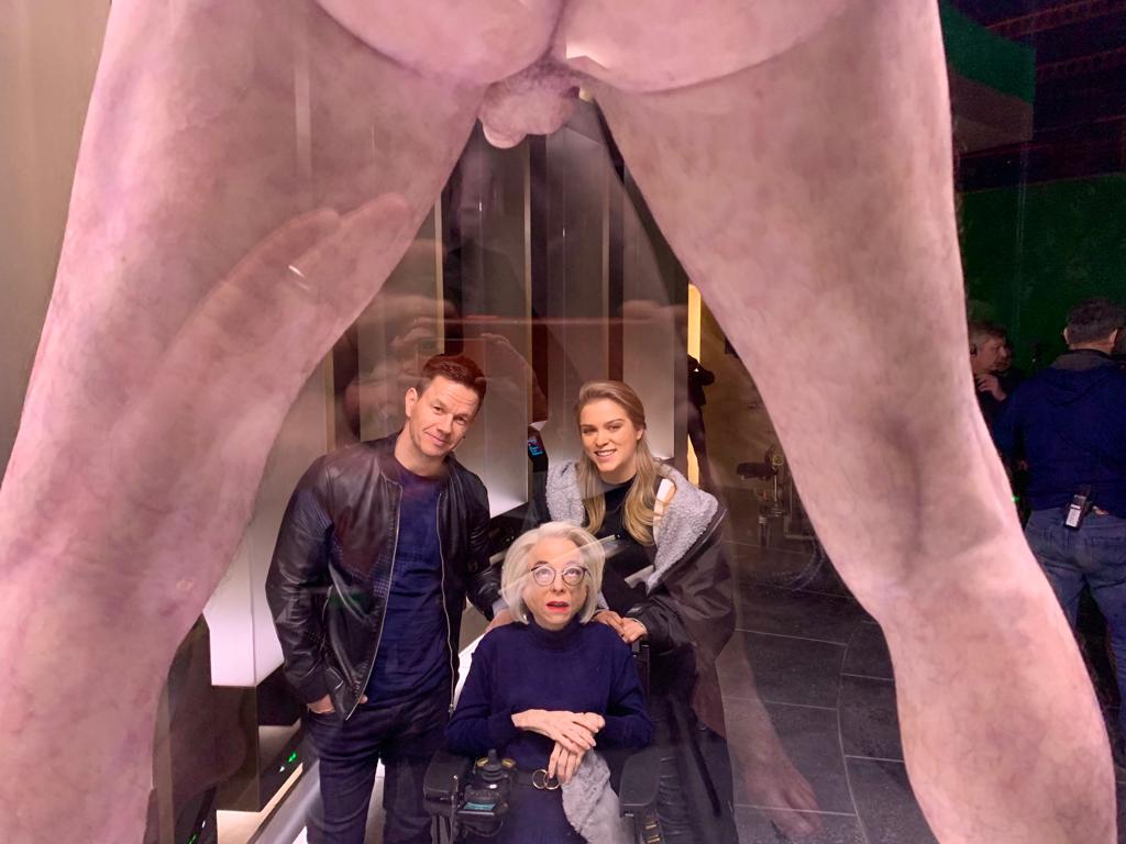 Oooh Ooooh Ooooh!

Tonight 9pm <a href="/Channel4/">Channel 4</a> #Infinite <a href="/infinitemov/">Infinite Movie</a>  starring <a href="/markwahlberg/">Mark Wahlberg</a> <a href="/CooksonSophie/">Sophie Cookson</a> #ChiwetelEjiofor &amp; lil ol' ME!

My 1st (and so far only) Hollywood Blockbuster. 

I'm blonde, American &amp; this is my favourite photo taken while we were ALL hanging out on set...