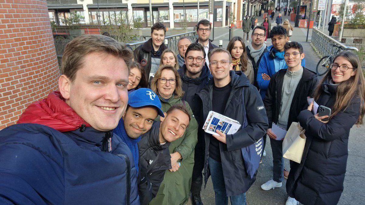 GVervin's tweet photo. Écouter, informer et convaincre les Yvelinois de la nécessité d’agir pour préserver notre régime de retraite par répartition.

Aux côtés de @charlesrodwell_ et nos militants au marché de Montigny-le-Bretonneux ce matin.

#ReformeDesRetraites https://t.co/IQCdFL4PZL