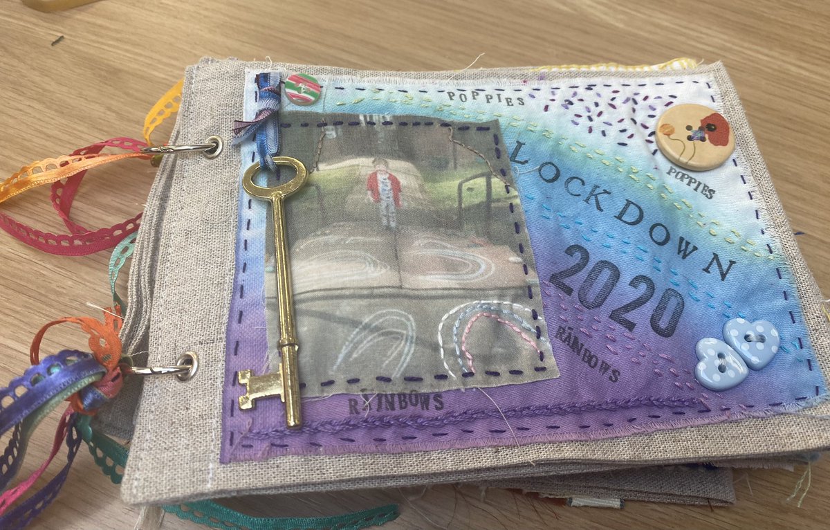 DonnaGreenx's tweet photo. This is taking bobbins and buttons to a whole new level ๐
Prosecco & Cake, fab chat & sewing with amazing Froebelianโs - @thomsontracy1 - & everyone else there ๐
Thanks for the invitation @froebeledin & to everyone involved, I had a wonderful morning #LinkAlwaysLink ๐งต๐ชก๐ https://t.co/AZfFOVIUij