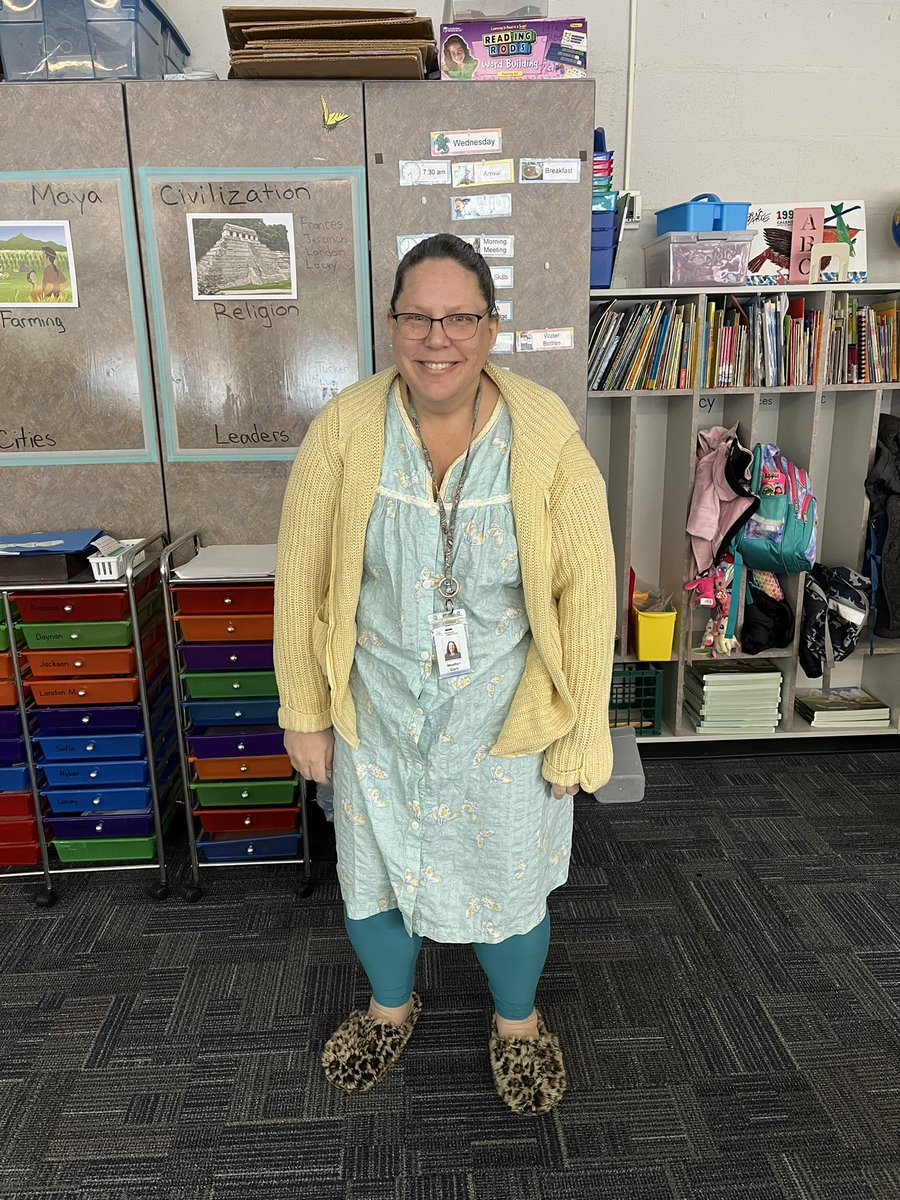 HeatherCorn1's tweet photo. 100 days of school (3 days ago)! These girls were cuties! I’m practicing for my upcoming roll as “Grammy” any time now. We go to hospital tonight 😁 @tchscitech @TransylvaniaSch #100daysofschool #soontobegrammy https://t.co/aVYd5jH1a3