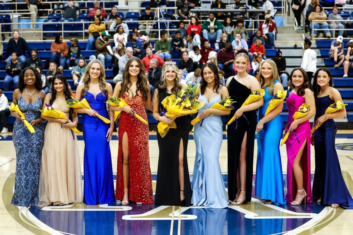 pulaskiacademy's tweet image. Congratulations to #PAGrade12 senior Ainsley DeWese for being named the 2023 #PAHomecoming Queen! 👑🏀⭐